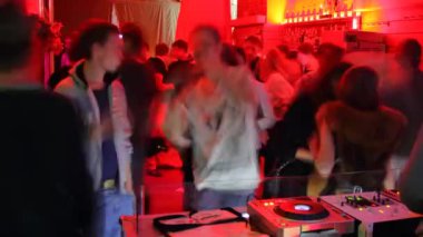 dj's bölgesi ve çevresinde insanların Timelapse