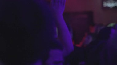 birçok kişi gece kulübünde dans
