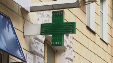 neon aptece zielony krzyż