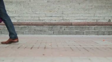 zirve saat içinde yürüyen insanlar