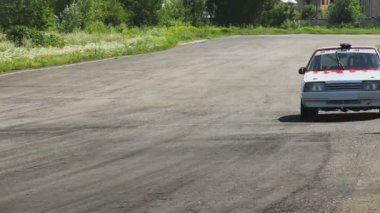 sürücü keskin dönüş yapar