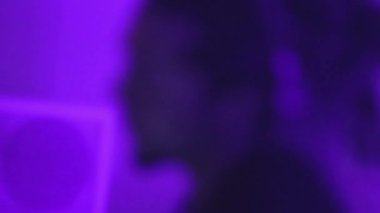 DJ müzik kulübünde oynarken komik dreads ile