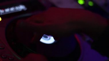DJ çalışma evinde