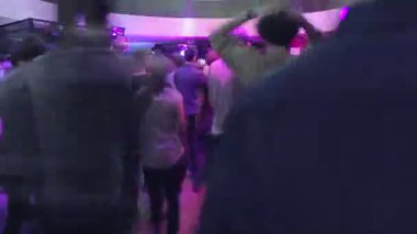 birlikte gece kulübünde dans etmek insanlar olsun