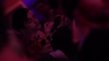 insanlar gece kulübünde dans gözlüklü kız