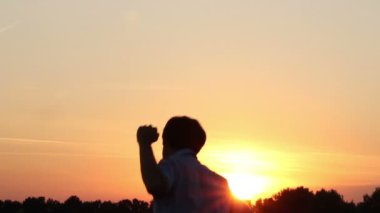 erkek kutluyor başarı