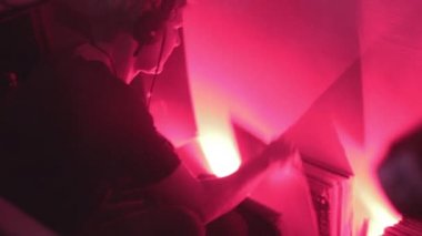 kadın dj müzik çalmak için vinil kayıt seçme
