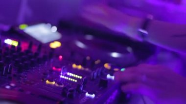 set oynayan kadın dj eller