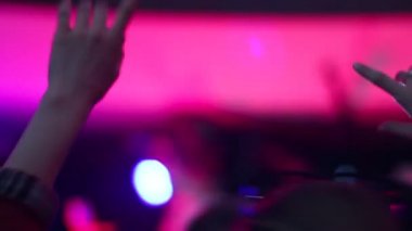 iki el sallayarak dans pistinde ecstasy