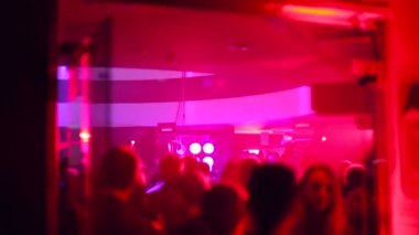 gece kulübü giriş insanlar ve dans dışarı geliyor