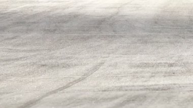 otomobil yolda geçen