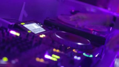 dj hızlı ritmik el hareketleri