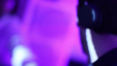 DJ performans izleyici için sevgi işareti gösterir