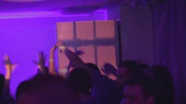 gece kulübüne ellerini havada sallayarak kalabalık