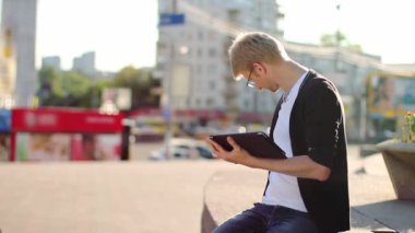 hombre en la ciudad hablando por teléfono móvil disfrutando de conversación