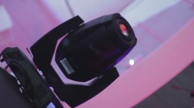 hızlı ve yavaş hareketlerle dinamik kulüp ışık