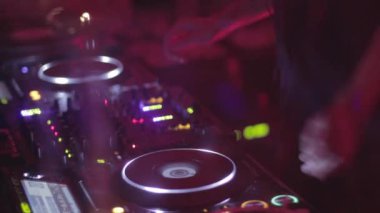 kadın dj set sahne oynarken ellerini