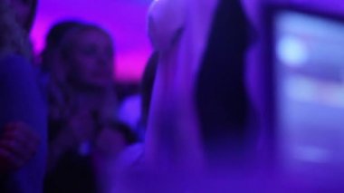 insanlar gece kulübünde dans