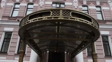 zengin otel girişinde