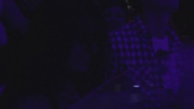 gece kulübünde müzik dans