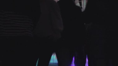 gece kulübünde kanal açma birçok insan silüeti