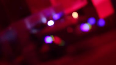 basarak düğmeleri ve kontroller üzerinde bir karıştırıcı DJ eller