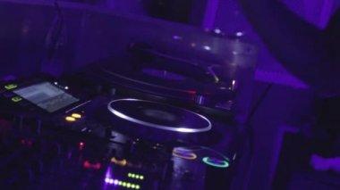DJ gece kulübünde ses kontrol eder.