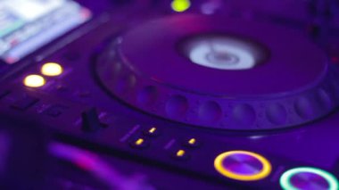 DJ cd pikap yanıp sönüyor