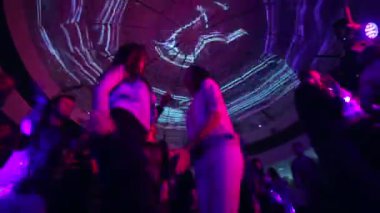 insanlar dans partisi sırasında gece kulübü