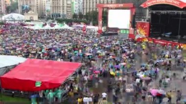 Futbol izleyen insanlar