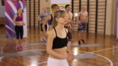 erkek spor salonunda çalışan
