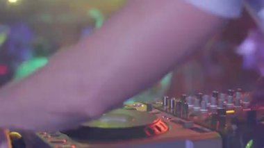 DJ elleri ve ekipmanları