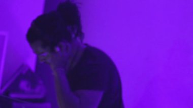 afro dj pikap ve birçok kız dans