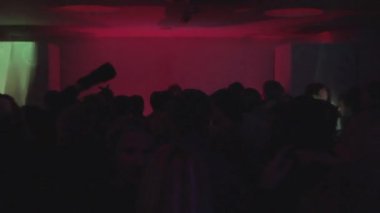 gece kulübü kalabalıkta dans el sallıyor