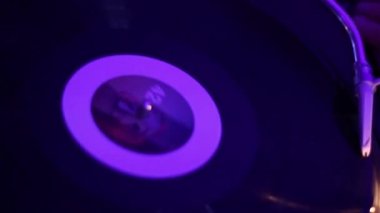 Vinil kayıt pikap üzerinde döndürme
