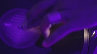 afro dj vinil rekor bir pikap üzerinde tweaking eller