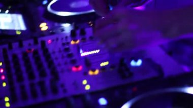 elleri dj's dj güverte üzerinde çeşitli parça denetimleri tweak