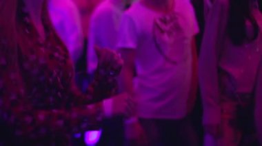 uzun saçlı sarışın kız tarafından ritmik dans