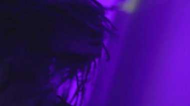 komik saç korktuğu DJ müzik ritmi içinde hareket