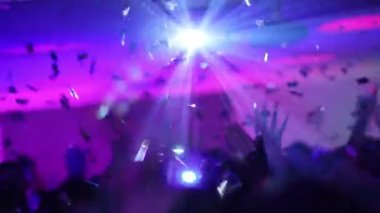 dans pisti üzerinde uçan konfeti