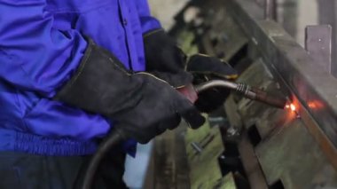 kaynak makinesi ile adam