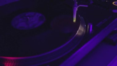dj vinil kayıtlar bir pikap üzerinde oynama