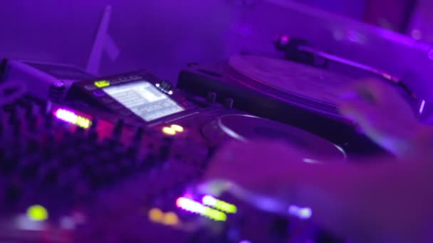 Mujer controla equipo DJ — Vídeos de Stock