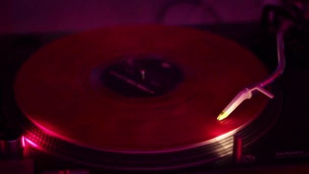 Turntable spinning vinyl record in nightclub — Stock Video