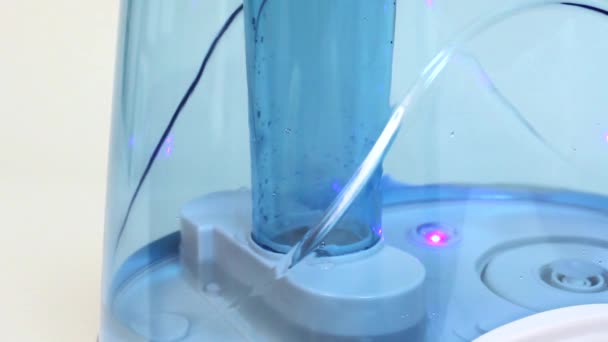 Zvlhčovač vzduchu s vodou na povrchu. — Stock video
