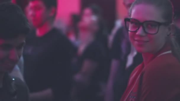 Férfi és női disco klub tánc éjjel fél integetett a kezével — Stock videók