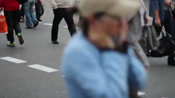 La gente camina en el cruce — Vídeo de stock