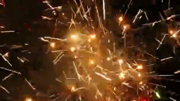 Grandes chispas de fuegos artificiales — Vídeo de stock