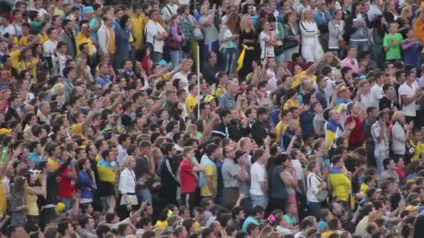 Gente viendo fútbol — Vídeos de Stock