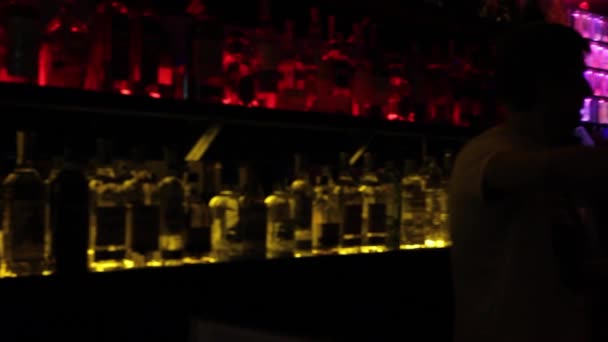 Suddig syn på night club's bar — Stockvideo